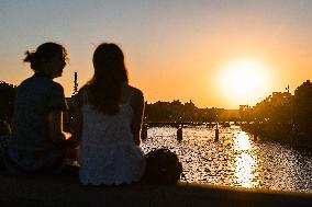 Tourists with sunset in Paris - FA