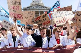 Protest Against Garot Law on Medical Deserts - Paris