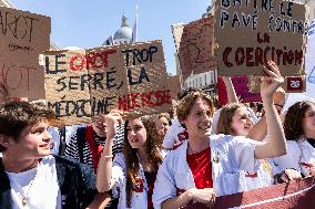 Protest Against Garot Law on Medical Deserts - Paris