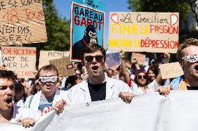 Protest Against Garot Law on Medical Deserts - Paris
