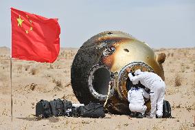 Shenzhou 19 Return Capsule Touches Down On Earth - China