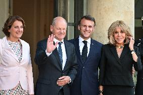 Emmanuel Macron welcomes Olaf Scholz at the Elysee FA
