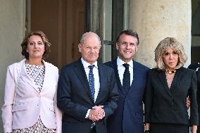 Emmanuel Macron welcomes Olaf Scholz at the Elysee FA