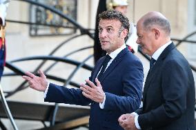 Emmanuel Macron welcomes Olaf Scholz at the Elysee FA