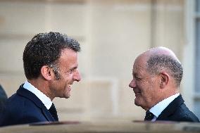 Emmanuel Macron welcomes Olaf Scholz at the Elysee FA
