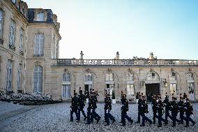 Emmanuel Macron welcomes Olaf Scholz at the Elysee FA