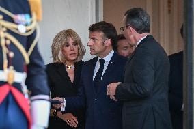 Emmanuel Macron welcomes Olaf Scholz at the Elysee FA