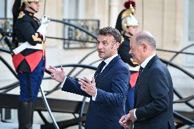 Emmanuel Macron welcomes Olaf Scholz at the Elysee FA