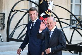 Emmanuel Macron welcomes Olaf Scholz at the Elysee FA