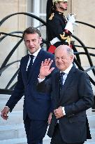 Emmanuel Macron welcomes Olaf Scholz at the Elysee FA