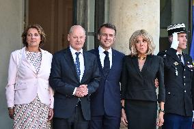 Emmanuel Macron welcomes Olaf Scholz at the Elysee FA