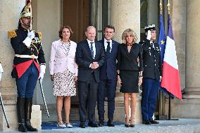Emmanuel Macron welcomes Olaf Scholz at the Elysee FA