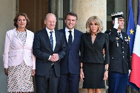 Emmanuel Macron welcomes Olaf Scholz at the Elysee FA
