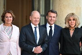Emmanuel Macron welcomes Olaf Scholz at the Elysee FA