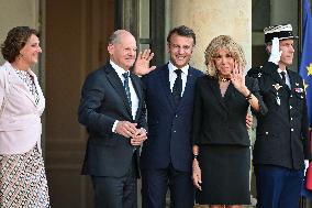 Emmanuel Macron welcomes Olaf Scholz at the Elysee FA
