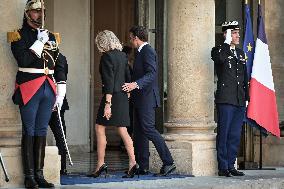 Emmanuel Macron welcomes Olaf Scholz at the Elysee FA