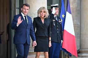 Emmanuel Macron welcomes Olaf Scholz at the Elysee FA