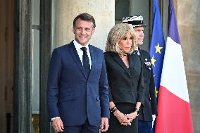 Emmanuel Macron welcomes Olaf Scholz at the Elysee FA