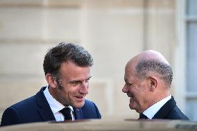 Emmanuel Macron welcomes Olaf Scholz at the Elysee FA