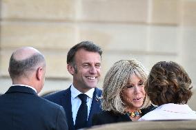 Emmanuel Macron welcomes Olaf Scholz at the Elysee FA