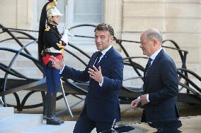 Macron Welcomes Scholz - Paris