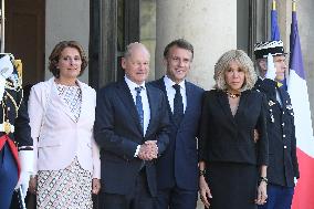 Macron Welcomes Scholz - Paris