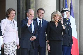 Macron Welcomes Scholz - Paris