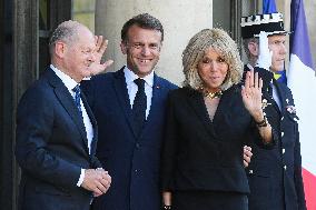 Macron Welcomes Scholz - Paris