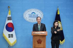 Ex-Prime Minister Launches Presidential Bid in South Korea
