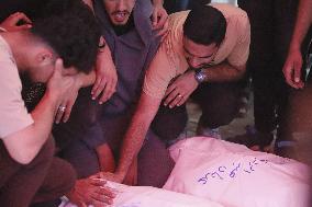 Palestinians Mourn After Deadly Israeli Attacks - Gaza