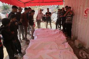 Palestinians Mourn After Deadly Israeli Attacks - Gaza