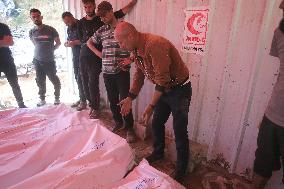 Palestinians Mourn After Deadly Israeli Attacks - Gaza