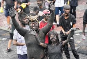 Daubing Face Black Event - China