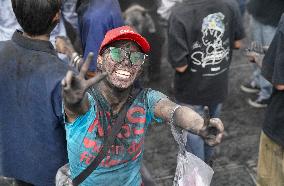 Daubing Face Black Event - China