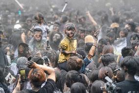 Daubing Face Black Event - China