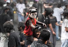 Daubing Face Black Event - China