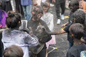 Daubing Face Black Event - China