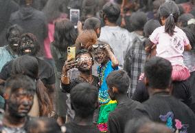 Daubing Face Black Event - China