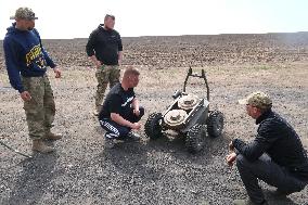 Training of operators of ground robotic systems