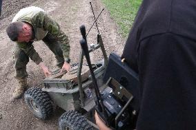 Training of operators of ground robotic systems