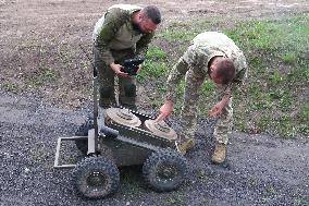 Training of operators of ground robotic systems