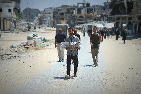 Palestinian Carry a Shrouded Body - Gaza