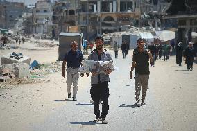 Palestinian Carry a Shrouded Body - Gaza