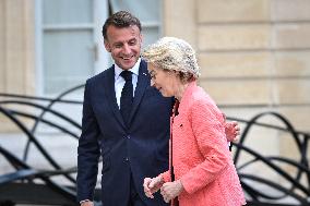 Emmanuel Macron welcomes Ursula von der Leyen at the Elysee FA