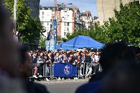 Supporters queuing for PSG vs Arsenal FC at Parc des Princes - Paris