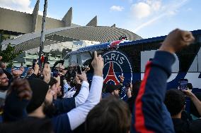 Supporters queuing for PSG vs Arsenal FC at Parc des Princes - Paris