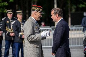 Victory Day Ceremony At De Gaulle Statue - Paris