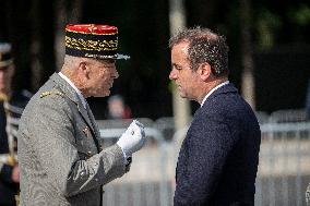 Victory Day Ceremony At De Gaulle Statue - Paris