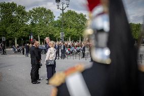 Victory Day Ceremony At De Gaulle Statue - Paris