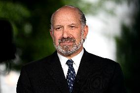 Commerce Secretary Lutnik Prepares for Interview at White House